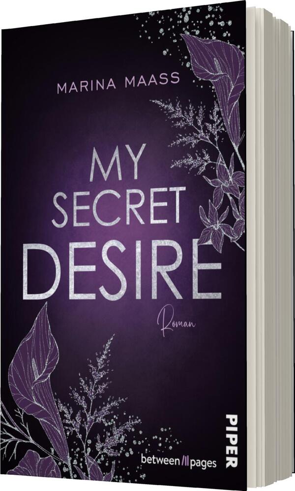 Das Buchcover zeigt einen tiefen violetten Hintergrund, der mit zarten, weißen und lila floralen Illustrationen verziert ist. Der Titel „MY SECRET DESIRE“ ist auffällig in großen, silbernen Buchstaben platziert. Darunter steht das Wort „Roman“ in kleinerer Schrift. Der Name der Autorin, „Marina Maass“, befindet sich oben auf dem Cover. Die Atmosphäre ist geheimnisvoll und ansprechend, was die Neugier der Leser weckt.