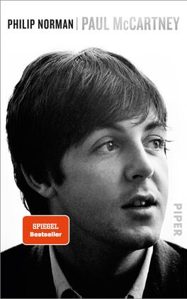 Paul McCartney Das Buchcover zeigt ein in Schwarz-Weiß gehaltenes Porträt von Paul McCartney, bei dem das Gesicht im Fokus steht. Die Haarstruktur und die Gesichtszüge sind klar definiert, was eine nachdenkliche und nostalgische Stimmung vermittelt. Oben auf dem Cover sind die Namen der Autoren „Philip Norman“ und „Paul McCartney“ in schlichtem, modernem Schriftzug angeordnet. Unten rechts steht der Verlagsname „PIPER“ in kleinerer Schrift. Links unten befindet sich ein rotes Rechteck mit dem Aufdruck „SPIEGEL Bestseller“.