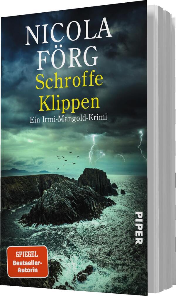 Das Buchcover zeigt eine dramatische Küstenlandschaft mit schroffen Klippen, unter einem stürmischen, grauen Himmel. Blitze zucken über die Wolken, während der Hintergrund in dunklen Blau- und Grautönen gehalten ist. Der Titel „Schroffe Klippen“ ist in einer auffälligen gelben Schrift platziert, darüber steht der Name der Autorin, Nicola Förg, in weißer Schrift. Unter dem Titel befindet sich der Hinweis „Ein Irmi-Mangold-Krimi“ in kleinerer Schrift. Ein orangefarbener Button mit dem Text „SPIEGEL-Bestseller-Autorin“ ist unten links auf dem Cover sichtbar.