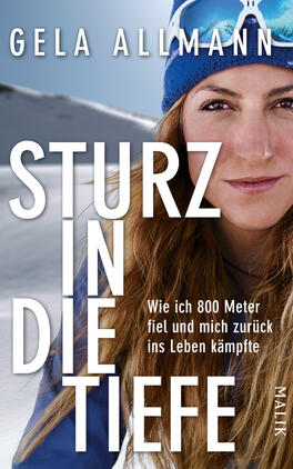 Das Buchcover zeigt eine Nahaufnahme einer Frau mit langen, braunen Haaren, die mit einer blauen Mütze und einer sportlichen Brille bekleidet ist. Sie blickt entschlossen in die Kamera. Der Hintergrund ist von schneebedeckten Bergen geprägt. Der Titel „STURZ IN DIE TIEFE“ steht in großen, weißen Buchstaben auf der oberen Hälfte des Covers. Darunter befindet sich der Untertitel „Wie ich 800 Meter fiel und mich zurück ins Leben kämpfte“ in kleinerer Schrift. Gela Allmann wird als Autorin genannt. Das Cover vermittelt eine Mischung aus Herausforderung und Überwindung.