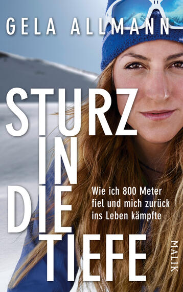 Das Buchcover zeigt eine Nahaufnahme einer Frau mit langen, braunen Haaren, die mit einer blauen Mütze und einer sportlichen Brille bekleidet ist. Sie blickt entschlossen in die Kamera. Der Hintergrund ist von schneebedeckten Bergen geprägt. Der Titel „STURZ IN DIE TIEFE“ steht in großen, weißen Buchstaben auf der oberen Hälfte des Covers. Darunter befindet sich der Untertitel „Wie ich 800 Meter fiel und mich zurück ins Leben kämpfte“ in kleinerer Schrift. Gela Allmann wird als Autorin genannt. Das Cover vermittelt eine Mischung aus Herausforderung und Überwindung.