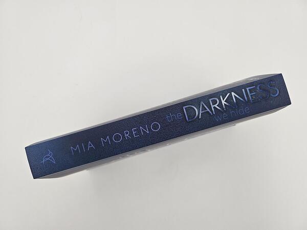 Außenansicht des Buches „The Darkness We Hide“