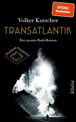 Das Buchcover zeigt eine dramatische Darstellung eines Dampfers, der von einem kräftigen, weißen Dampfwolkenausstoß umgeben ist. Der Hintergrund ist in dunklen Tönen gehalten, was eine geheimnisvolle Atmosphäre schafft. Oben links steht der Schriftzug „VOLKER KUTSCHER“ in goldener Schrift, darunter der Titel „TRANSLANTIK“ ebenfalls in Gold, was dem Cover Eleganz verleiht. Darunter befindet sich der Untertitel „Der neunte Rath-Roman“ in weißer Schrift. Das Cover ist mit dem Verlagsnamen „PIPER“ in kleinerer Schrift am rechten Rand versehen. Ein rotes „SPIEGEL Bestseller“-Label hebt den Erfolg des Buches hervor.