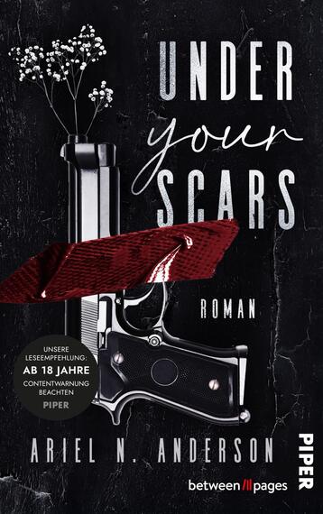Das Buchcover zeigt einen schwarzen Hintergrund, vor dem ein silberner Revolver positioniert ist. Auf dem Revolver sind zarte weiße Blumen abgebildet, die eine kontrastierende, sanfte Atmosphäre erzeugen. Der Titel „UNDER your SCARS“ ist in einer auffälligen, modernen Schriftart in Weiß gehalten, während das Wort „SCARS“ in einer verspielten, geschwungenen Schrift erscheint. Unten sind der Autorenname Ariel N. Anderson sowie die Aufschrift „Roman“ in dezentem Weiß zu erkennen.