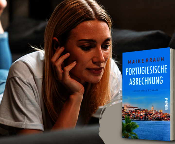 Maike Brauns Buch „Portugiesische Abrechnung“ neben einer lesenden Frau