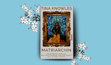 Cover von „Matriarchin“ auf hellblauem Hintergrund und umgeben von zwei Zweigen mit weißen Blüten