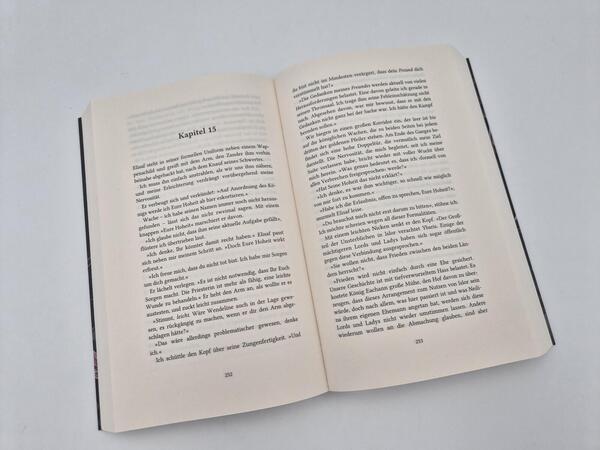 Außenansicht des Buches „A Fate of Wrath & Flame“