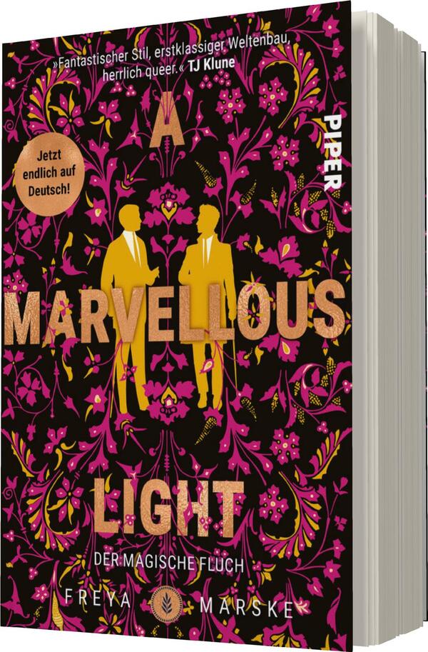 Das Buchcover zeigt einen bunten, floralen Hintergrund in kräftigen Pink- und Lilatönen. Im Vordergrund stehen zwei Silhouetten von Männern, die in eleganter Kleidung abgebildet sind. Der Titel „A MARVELLOUS LIGHT“ ist groß und in goldener Schrift platziert, wobei die Buchstaben funkelnd erscheinen. Untertitel „DER MAGISCHE FLUCH“ ist in einer schlichten Schriftart zu sehen. Auf einem runden Button steht der Text „Jetzt endlich auf Deutsch!“. Der Verfassername „FREYA MARSKE“ ist am unteren Rand sichtbar.