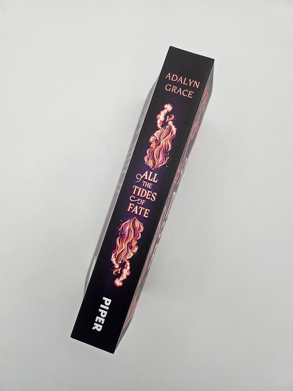 Außenansicht des Buches „All the Tides of Fate“