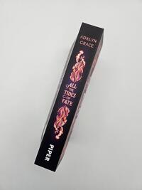 Außenansicht des Buches „All the Tides of Fate“