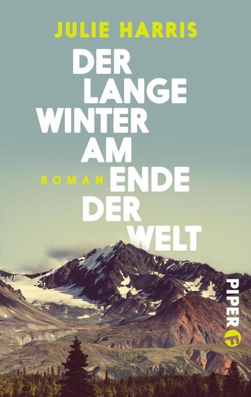 Das Buchcover zeigt eine beeindruckende Berglandschaft mit schneebedeckten Gipfeln, die in sanften Grau- und Blautönen gehalten ist. Darin sind die Worte „DER LANGE WINTER AM ENDE DER WELT“ in großen, weißer Schrift aufgelockert durch das gelbe Wort „ROMAN“ angeordnet. Der Titel zieht durch seine Schriftgröße und -form die Aufmerksamkeit auf sich. Unten rechts ist das Verlagslogo „PIPER“ platziert. Die Gestaltung vermittelt eine kühle, geheimnisvolle Atmosphäre.