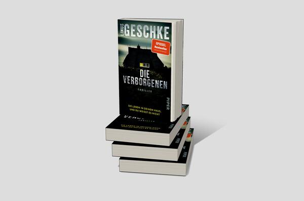 Bücherstapel des Buches „Die Verborgenen“