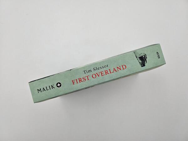 Außenansicht des Buches „First Overland. Als Erste im Land Rover 18.000 Meilen von London nach Singapur “