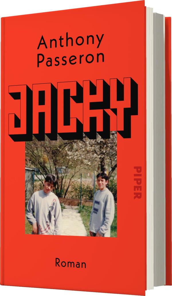 Das Buchcover zeigt einen leuchtend roten Hintergrund mit dem Titel „JACKY“ in großen, schwarzen, blockartigen Buchstaben, die eine dynamische Präsenz vermitteln. Oberhalb des Titels steht der Name des Autors Anthony Passeron in einer schlichten, weißen Schrift. In der Mitte ist ein Bild von zwei Jungen in lässiger Kleidung, die in einer parkähnlichen Umgebung stehen. Das Cover vermittelt eine junge, lebendige Atmosphäre. Der Verweis „PIPER“ und das Wort „Roman“ sind in kleinerer Schrift am unteren Rand platziert.