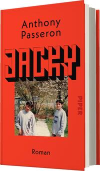 Das Buchcover zeigt einen leuchtend roten Hintergrund mit dem Titel „JACKY“ in großen, schwarzen, blockartigen Buchstaben, die eine dynamische Präsenz vermitteln. Oberhalb des Titels steht der Name des Autors Anthony Passeron in einer schlichten, weißen Schrift. In der Mitte ist ein Bild von zwei Jungen in lässiger Kleidung, die in einer parkähnlichen Umgebung stehen. Das Cover vermittelt eine junge, lebendige Atmosphäre. Der Verweis „PIPER“ und das Wort „Roman“ sind in kleinerer Schrift am unteren Rand platziert.