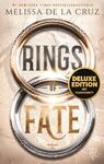 Das Buchcover zeigt den Titel in zwei ineinander gesetzten, ornamental verzierten Ringen – ein oberer goldener Ring mit dem Wort RINGS in kräftiger Großschrift und ein unterer silberner Ring mit dem Wort FATE in goldener Serifenschrift. Hintergrund hellbeige mit feinem Karten- und Ornamentmuster, oben Autorinname Melissa de la Cruz. Atmosphäre geheimnisvoll, antik, episch. Runder schwarzgoldener Button mit dem Text „DELUXE EDITION MIT FARBESCHNITT“.