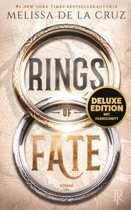Rings of Fate (Deluxe-Ausgabe) Das Buchcover zeigt den Titel in zwei ineinander gesetzten, ornamental verzierten Ringen – ein oberer goldener Ring mit dem Wort RINGS in kräftiger Großschrift und ein unterer silberner Ring mit dem Wort FATE in goldener Serifenschrift. Hintergrund hellbeige mit feinem Karten- und Ornamentmuster, oben Autorinname Melissa de la Cruz. Atmosphäre geheimnisvoll, antik, episch. Runder schwarzgoldener Button mit dem Text „DELUXE EDITION MIT FARBESCHNITT“.