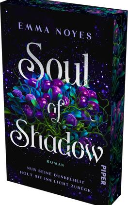 Das Buchcover zeigt eine tiefschwarze Hintergrundfarbe, die mit funkelnden, lila und blauen Sternen versehen ist. Im Vordergrund sind üppige, grüne Pflanzen mit lila Blüten dargestellt. Der Titel „Soul of Shadow“ ist in geschwungener, weißer Schrift mittig platziert, während der Autorenname „Emma Noyes“ oben in schlichter, heller Schrift steht. Unten findet sich der Text „Roman“ sowie das Wort „PIPER“ in heller Schrift. Die Atmosphäre ist mystisch und geheimnisvoll.