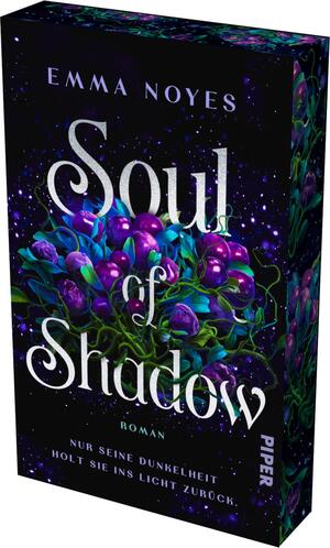 Das Buchcover zeigt eine tiefschwarze Hintergrundfarbe, die mit funkelnden, lila und blauen Sternen versehen ist. Im Vordergrund sind üppige, grüne Pflanzen mit lila Blüten dargestellt. Der Titel „Soul of Shadow“ ist in geschwungener, weißer Schrift mittig platziert, während der Autorenname „Emma Noyes“ oben in schlichter, heller Schrift steht. Unten findet sich der Text „Roman“ sowie das Wort „PIPER“ in heller Schrift. Die Atmosphäre ist mystisch und geheimnisvoll.