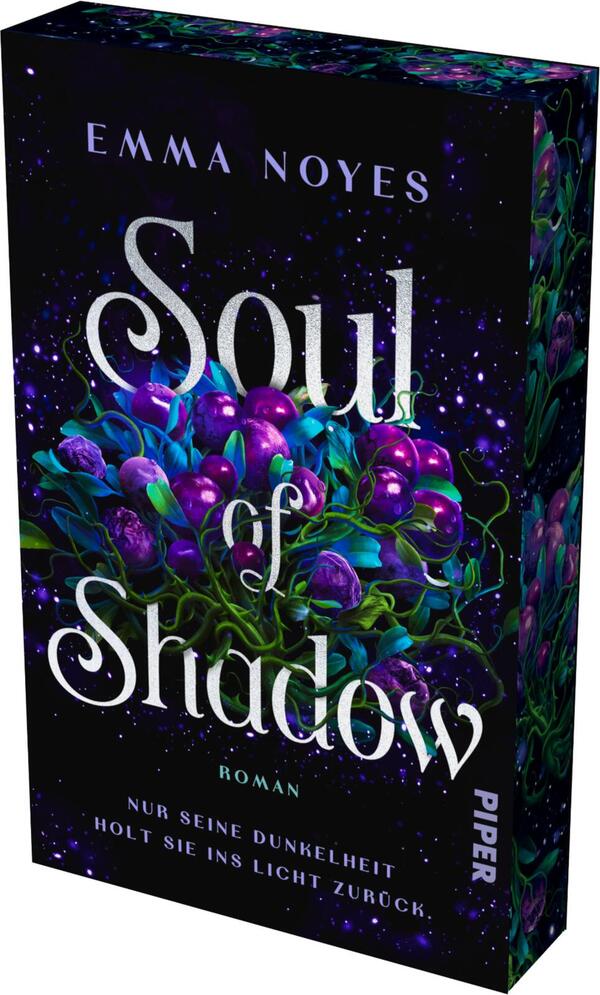 Das Buchcover zeigt eine tiefschwarze Hintergrundfarbe, die mit funkelnden, lila und blauen Sternen versehen ist. Im Vordergrund sind üppige, grüne Pflanzen mit lila Blüten dargestellt. Der Titel „Soul of Shadow“ ist in geschwungener, weißer Schrift mittig platziert, während der Autorenname „Emma Noyes“ oben in schlichter, heller Schrift steht. Unten findet sich der Text „Roman“ sowie das Wort „PIPER“ in heller Schrift. Die Atmosphäre ist mystisch und geheimnisvoll.