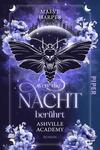 Das Buchcover zeigt einen tiefblauen Nachthimmel mit einem großen, leuchtenden Mond im Hintergrund. In der Mitte befindet sich eine schwarze Motte mit einem Schädelsymbol, umgeben von stilisierten, lilafarbenen Blumen. Der Titel „Wenn die Nacht berührt“ ist in großen, weißen Buchstaben prominent platziert, während der Autorennamen „Maeve Harper“ darüber in etwas kleinerer Schrift steht. Unter dem Titel findet sich der Zusatz „Ashville Academy“ in einer filigranen Schrift, zusammen mit dem Wort „Roman“.