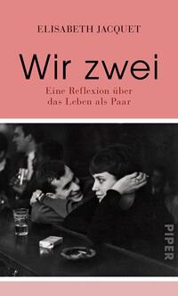 Das Buchcover zeigt einen rosafarbenen Hintergrund. In der oberen Hälfte steht der Titel „Wir zwei“ in großer, schwarzer Schrift. Darunter befindet sich der Untertitel „Eine Reflexion über das Leben als Paar“ in kleinerer, schwarzer Schrift. Das Cover zeigt zudem ein schwarz-weißes Bild eines Paares in einer Bar, das in naher Interaktion dargestellt ist, was eine intime Atmosphäre vermittelt. Im unteren rechten Bereich ist das Verlagslogo „PIPER“ zu sehen.