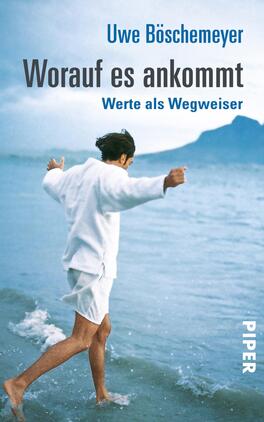 Das Buchcover zeigt einen Mann in weißem Gewand, der barfuß am Strand im seichten Wasser steht. Der Hintergrund ist von sanften Blau- und Grautönen geprägt, die eine ruhige, maritime Atmosphäre vermitteln. Der Titel „Worauf es ankommt“ steht in dunkelblauer Schrift am oberen Rand, gefolgt vom Untertitel „Werte als Wegweiser“ in etwas kleinerer, hellblauer Schrift. Der Autorname „Uwe Böschemeyer“ ist ebenfalls in dunkelblauer Schrift platziert. Rechts unten ist das Verlagslogo „PIPER“ vorhanden.