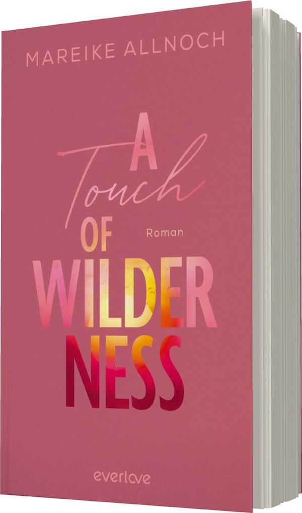 Das Buchcover zeigt einen sanften, rosa Hintergrund, der eine warme und einladende Atmosphäre ausstrahlt. Im oberen Bereich steht der Titel „A Touch of Wilderness“ in einer geschwungenen, weißen Schrift, während der Untertitel „Roman“ in einer kleineren, neutralen Schrift darunter platziert ist. Der Wort „Wilderness“ ist in einem Farbverlauf von Gelb zu Rot gehalten, was einen lebhaften Kontrast zum Rest des Covers bietet. Der Autorname, Mareike Allnoch, ist oben in klarer, weißer Schrift zu lesen.