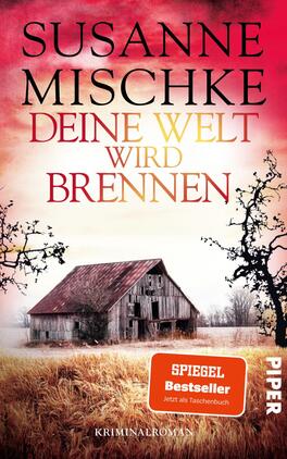 Das Buchcover zeigt eine düstere Landschaft mit einer verfallenen Scheune, umgeben von trockenem Gras und kahlen Bäumen. Der Himmel ist in kräftigen Rottönen gehalten, was eine dramatische Atmosphäre erzeugt. Der Titel „DEINE WELT WIRD BRENNEN“ steht in großen, auffälligen Buchstaben, wobei „BRENNEN“ in orange hervorgehoben ist. Der Autorenname „Susanne Mischke“ befindet sich oberhalb des Titels in schwarzer Schrift. Ein rotes Banner mit dem Text „SPIEGEL Bestseller Jetzt als Taschenbuch“ ist in der unteren rechten Ecke platziert.