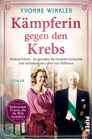 Das Buchcover zeigt eine Frauenfigur mit lächelndem Gesicht, die ein rotes Kleid trägt und eine Kette um den Hals hat. Neben ihr steht ein Mann in formeller Kleidung. Der Hintergrund ist in sanften Rosa- und Cremetönen gehalten. Der Titel „Kämpferin gegen den Krebs“ ist in großen, roten Buchstaben, darunter steht der Untertitel „Mildred Scheel – Sie gründete die Deutsche Krebshilfe und veränderte das Leben von Millionen“. Das Wort „Roman“ ist in kleinerer Schrift platziert. In der unteren Leiste steht „Bedeutende Frauen, die die Welt verändern“.