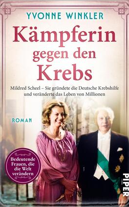 Das Buchcover zeigt eine Frauenfigur mit lächelndem Gesicht, die ein rotes Kleid trägt und eine Kette um den Hals hat. Neben ihr steht ein Mann in formeller Kleidung. Der Hintergrund ist in sanften Rosa- und Cremetönen gehalten. Der Titel „Kämpferin gegen den Krebs“ ist in großen, roten Buchstaben, darunter steht der Untertitel „Mildred Scheel – Sie gründete die Deutsche Krebshilfe und veränderte das Leben von Millionen“. Das Wort „Roman“ ist in kleinerer Schrift platziert. In der unteren Leiste steht „Bedeutende Frauen, die die Welt verändern“.