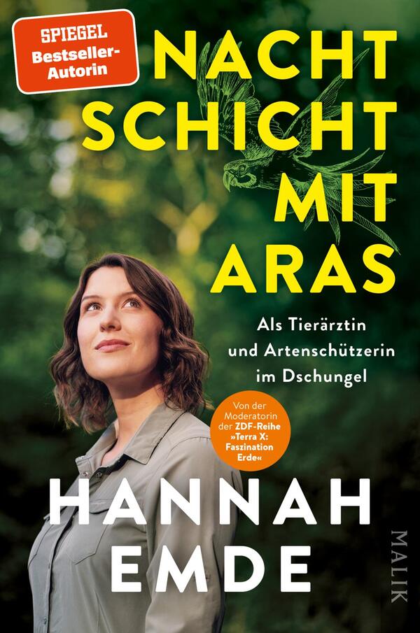 Das Buchcover zeigt eine Frau mit braunen, lockigen Haaren, die nachdenklich in die Ferne blickt. Ihr Outfit ist in neutralen Farbtönen gehalten. Der Titel „NACHTSCHICHT MIT ARAS“ ist in großen, gelben Buchstaben oben platziert. Unter dem Titel steht der Untertitel „Als Tierärztin und Artenschützerin im Dschungel“ in einem kleineren, weißen Schriftzug. Im Hintergrund ist ein grüner Dschungel mit stilisierten Aras sichtbar. Der Autor*innenname „HANNAH EMDE“ erscheint unten in einer auffälligen Schriftart. Oben links ist ein Aufkleber mit der Aufschrift „SPIEGEL Bestseller-Autorin“.