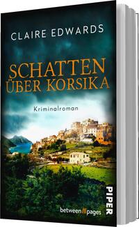 Das Buchcover zeigt eine malerische Küstenlandschaft mit einer kleinen, historischen Ortschaft auf korsischer Küste. Die Gebäude sind sanft in goldene und beige Töne getaucht, umgeben von grüner Natur und blauen Bergen im Hintergrund. Der Titel „SCHATTEN ÜBER KORSIKA“ ist in großen, orangefarbenen Buchstaben prominent platziert, gefolgt von dem Untertitel „Kriminalroman“ in kleinerer Schrift. Der Autorenname „CLAIRE EDWARDS“ steht oben in Weiß. Die Atmosphäre ist mysteriös und einladend.