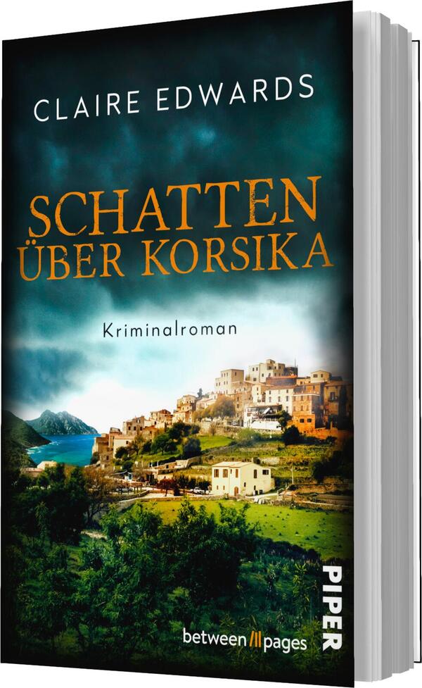 Das Buchcover zeigt eine malerische Küstenlandschaft mit einer kleinen, historischen Ortschaft auf korsischer Küste. Die Gebäude sind sanft in goldene und beige Töne getaucht, umgeben von grüner Natur und blauen Bergen im Hintergrund. Der Titel „SCHATTEN ÜBER KORSIKA“ ist in großen, orangefarbenen Buchstaben prominent platziert, gefolgt von dem Untertitel „Kriminalroman“ in kleinerer Schrift. Der Autorenname „CLAIRE EDWARDS“ steht oben in Weiß. Die Atmosphäre ist mysteriös und einladend.