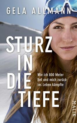 Das Buchcover zeigt ein Porträt einer jungen Frau mit langen, lockigen Haaren und einem entschlossenen Ausdruck. Sie trägt eine blaue Mütze und schaut direkt in die Kamera, wobei eine schneebedeckte Landschaft im Hintergrund sichtbar ist. Der Titel „STURZ IN DIE TIEFE“ steht in großen, weißen Buchstaben oberhalb ihres Kopfes. Darunter befindet sich der Untertitel „Wie ich 800 Meter fiel und mich zurück ins Leben kämpfte“ in kleinerer Schrift. Der Autorenname Gela Allmann ist ebenfalls in heller Schrift platziert. Die Farbpalette besteht vorwiegend aus weißen und blauen Tönen, was eine kühle, frische Atmosphäre vermittelt.