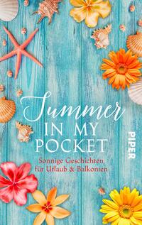 Das Buchcover zeigt eine entspannte Urlaubsatmosphäre mit einem holzblauen Hintergrund, auf dem bunte Blumen, Muscheln und Sterne verstreut sind. Der Titel „Summer in My Pocket“ erscheint in einer verspielten, weißen Schrift, während der Untertitel „Sonnige Geschichten für Urlaub & Balkonen“ in rotem Schriftzug darunter steht. Das Cover vermittelt ein Gefühl von Sommer und Freizeit und lädt zum Entspannen ein. Das Verlagslogo „PIPER“ ist am rechten Rand platziert.