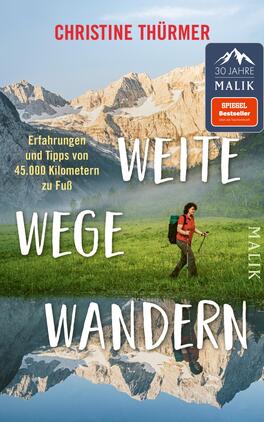 Das Buchcover zeigt eine Wanderin in einer malerischen Berglandschaft. Sie trägt einen Rucksack und hält einen Wanderstock, während sie auf eine grüne Wiese mit Bergen im Hintergrund blickt. Der obere Teil ist in sanften Blau- und Grautönen gehalten, die die hohen Berge darstellen. Der Titel „WEITE WEGE WANDERN“ ist in großen, weißen Buchstaben platziert, die auffällig auf dem Cover stehen. Der Untertitel „Erfahrungen und Tipps von 45.000 Kilometern zu Fuß“ ist in kleinerer Schrift darunter zu lesen. Oben links prangt ein rotes Feld mit der Aufschrift „SPIEGEL Bestseller“.