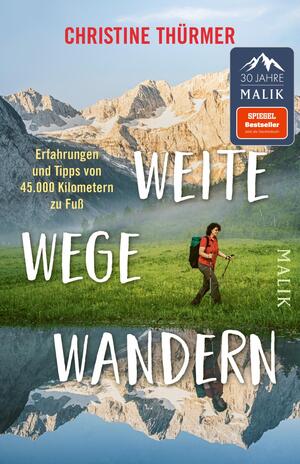 Das Buchcover zeigt eine Wanderin in einer malerischen Berglandschaft. Sie trägt einen Rucksack und hält einen Wanderstock, während sie auf eine grüne Wiese mit Bergen im Hintergrund blickt. Der obere Teil ist in sanften Blau- und Grautönen gehalten, die die hohen Berge darstellen. Der Titel „WEITE WEGE WANDERN“ ist in großen, weißen Buchstaben platziert, die auffällig auf dem Cover stehen. Der Untertitel „Erfahrungen und Tipps von 45.000 Kilometern zu Fuß“ ist in kleinerer Schrift darunter zu lesen. Oben links prangt ein rotes Feld mit der Aufschrift „SPIEGEL Bestseller“.