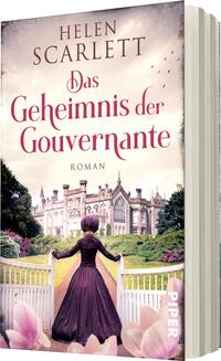 Das Buchcover zeigt eine historische Szenerie mit einem majestätischen Herrenhaus im Hintergrund, umgeben von grünen Wiesen und bunten Blumen. Im Vordergrund steht eine Frau in einem eleganten, dunkelvioletten Kleid mit einem weiten Rock und einem Hüftgürtel. Ihr Rücken ist zum Betrachter gewandt, während sie in die Ferne blickt. Der Titel „Das Geheimnis der Gouvernante“ sowie der Name der Autorin Helen Scarlett sind in geschwungener roter Schrift prominent platziert, was eine mysteriöse und romantische Atmosphäre schafft.