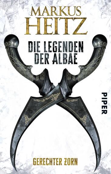 Das Buchcover zeigt zwei kunstvoll verzierte Klingen, die sich kreuzen und einen zentralen Fokus bilden. Die Klingen sind in dunklen Farbtönen gehalten und glitzern leicht im Licht. Der Hintergrund ist hell und zurückhaltend gestaltet, wodurch die Klingen hervortreten. Oben steht der Name des Autors „MARKUS HEITZ“ in goldenen, auffälligen Buchstaben, während der Titel „DIE LEGENDEN DER ALBAE“ direkt darunter in schwarzer, markanter Schrift erscheint. Unten findet sich der Schriftzug „GERECHTER ZORN“. Das Wort „PIPER“ steht rechts in einem schlichten, klaren Schriftbild.