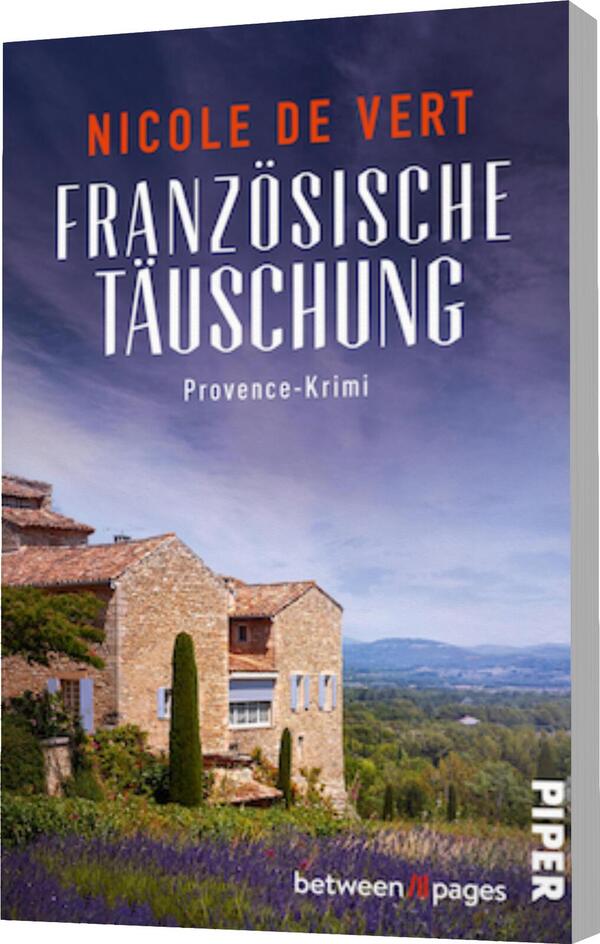 Das Buchcover zeigt eine malerische Landschaft der Provence mit einem steinernen, rustikalen Gebäude im Vordergrund, umgeben von grünen Sträuchern und blühenden Lavendelfeldern. Der Himmel ist bewölkt und verleiht eine geheimnisvolle Atmosphäre. Der Titel „Französische Täuschung“ steht in großen, weißen Buchstaben mit rotem Schriftzug des Autors Nicole de Vert. Am unteren Rand des Covers ist „Provence-Krimi“ in kleinerer Schrift zu sehen, unterhalb des Verlagsnamens „PIPER“.