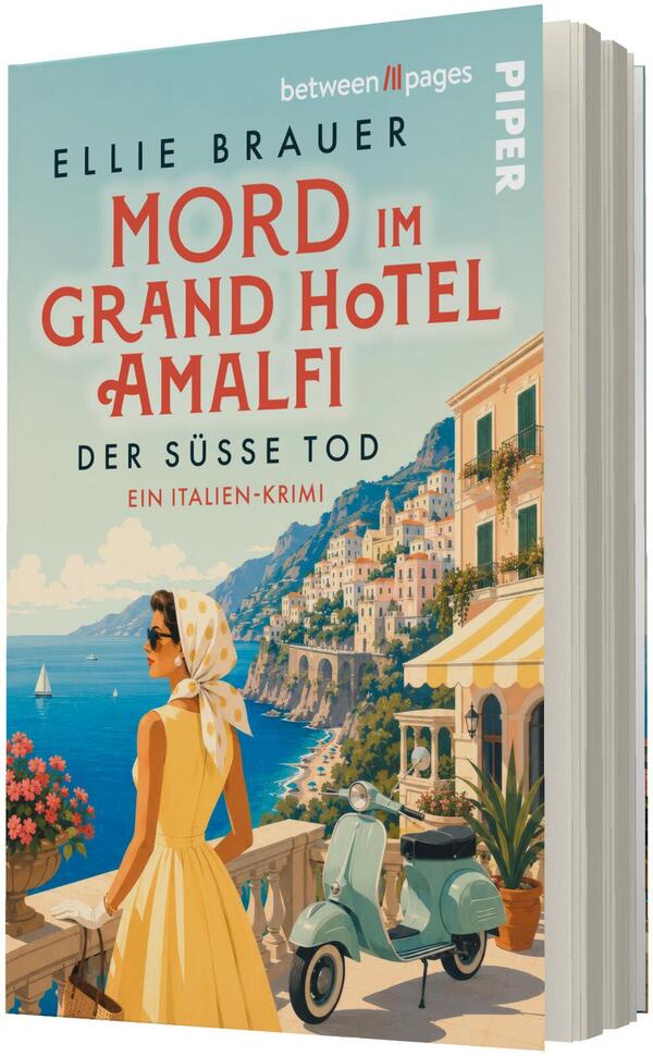 Das Buchcover zeigt eine Frau im gelben 50er-Jahre-Kleid mit weißem Kopftuch auf einem Balkon, im Vordergrund eine hellblaue Vespa und Blumenkübel, im Hintergrund die pastellfarbenen Häuser der Amalfiküste am türkisblauen Meer. Der Titel ist in großer roter Retro-Typografie „Mord im Grand Hotel Amalfi“, darunter der Untertitel „Der süße Tod“. Autorin: Ellie Brauer. Die Stimmung wirkt sonnig, nostalgisch und leicht geheimnisvoll.