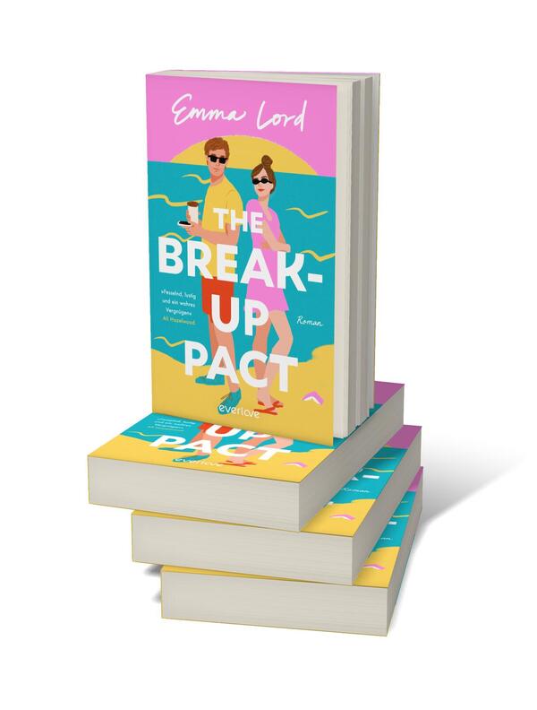 Bücherstapel des Buches „The Break-Up Pact“