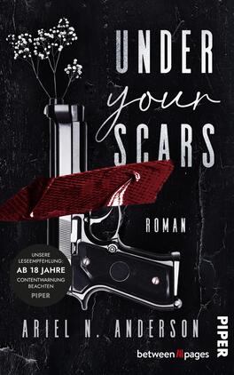 Das Buchcover zeigt einen schwarzen Hintergrund, vor dem ein silberner Revolver positioniert ist. Auf dem Revolver sind zarte weiße Blumen abgebildet, die eine kontrastierende, sanfte Atmosphäre erzeugen. Der Titel „UNDER your SCARS“ ist in einer auffälligen, modernen Schriftart in Weiß gehalten, während das Wort „SCARS“ in einer verspielten, geschwungenen Schrift erscheint. Unten sind der Autorenname Ariel N. Anderson sowie die Aufschrift „Roman“ in dezentem Weiß zu erkennen.