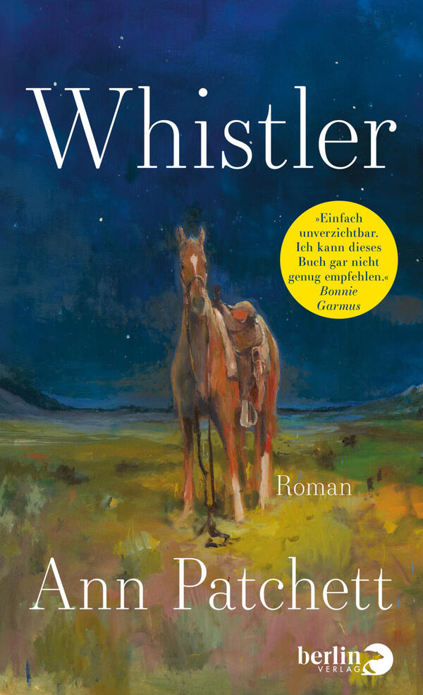 Das Buchcover zeigt vor einem tiefblauen Nachthimmel ein einsames, bräunliches Pferd mit Sattel, das frontal in einer weiten, impressionistisch gemalten Landschaft steht; im oberen Bereich großer Titel „Whistler“ in weiß, unten Autorin „Ann Patchett“ ebenfalls weiß, rechts mittig ein gelber Kreis mit Zitatausschnitt „Einfach unverzichtbar, Ich kann dieses Buch gar nicht genug empfehlen. Bonnie Garmus“, unten rechts kleingedruckt „Roman“.