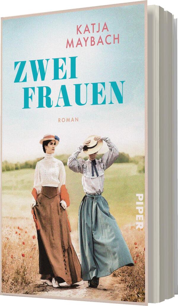 Das Buchcover zeigt zwei Frauen in historischer Kleidung, die auf einem blühenden Feld stehen. Die Frau links trägt ein weißes Oberteil und einen braunen Rock, während die Frau rechts in einem blauen Kleid mit einem cremefarbenen Oberteil zu sehen ist. Hinter den Frauen ist ein hellblauer Himmel sichtbar. Der Titel „ZWEI FRAUEN“ ist in großen, frischen, türkisen Buchstaben oben auf dem Cover platziert. Darunter steht der Schriftzug „ROMAN“ in kleinerer Schrift. Rechts unten ist der Verlagsname „PIPER“ zu sehen.