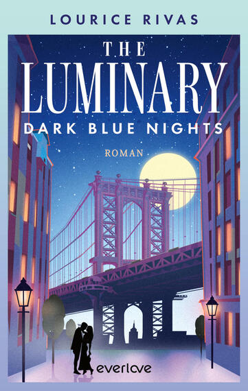 Das Buchcover zeigt eine nächtliche Stadtansicht mit einer beleuchteten Hängebrücke vor großem Vollmond, umgeben von tiefblauen, violetten und rosafarbenen Himmelstönen. Vordergrund: zwei schwarz silhouettierte Personen stehen nahe beieinander auf einem Gehweg mit Straßenlaternen und warmen Fensterlichtern in den Häuserfassaden. Titel „THE LUMINARY – DARK BLUE NIGHTS“ erscheint in großen weißen Versalien, oben der Autorname „Lourice Rivas“, Atmosphäre ruhig und romantisch.