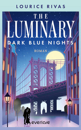 Das Buchcover zeigt eine nächtliche Stadtansicht mit einer beleuchteten Hängebrücke vor großem Vollmond, umgeben von tiefblauen, violetten und rosafarbenen Himmelstönen. Vordergrund: zwei schwarz silhouettierte Personen stehen nahe beieinander auf einem Gehweg mit Straßenlaternen und warmen Fensterlichtern in den Häuserfassaden. Titel „THE LUMINARY – DARK BLUE NIGHTS“ erscheint in großen weißen Versalien, oben der Autorname „Lourice Rivas“, Atmosphäre ruhig und romantisch.