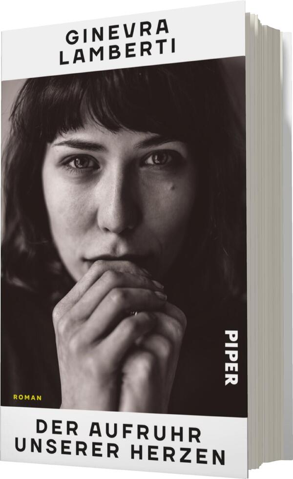 Das Buchcover zeigt ein Porträt einer nachdenklichen Frau mit dunklem, schulterlangem Haar, die ihre Hände vor dem Gesicht hält. Der Hintergrund ist in Schwarz-weiß gehalten, wodurch die Emotionen der Person stark hervortreten. Der Titel „DER AUFRUHR UNSERER HERZEN“ ist in großen, weißen Buchstaben platziert, während der Name der Autorin „GINEVRA LAMBERTI“ oben in schwarzer Schrift erscheint. Das Wort „ROMAN“ ist in gelber Schrift am unteren Rand zu sehen. Die Gesamtatmosphäre des Covers vermittelt Intensität und Nachdenklichkeit.