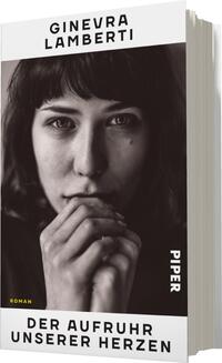 Das Buchcover zeigt ein Porträt einer nachdenklichen Frau mit dunklem, schulterlangem Haar, die ihre Hände vor dem Gesicht hält. Der Hintergrund ist in Schwarz-weiß gehalten, wodurch die Emotionen der Person stark hervortreten. Der Titel „DER AUFRUHR UNSERER HERZEN“ ist in großen, weißen Buchstaben platziert, während der Name der Autorin „GINEVRA LAMBERTI“ oben in schwarzer Schrift erscheint. Das Wort „ROMAN“ ist in gelber Schrift am unteren Rand zu sehen. Die Gesamtatmosphäre des Covers vermittelt Intensität und Nachdenklichkeit.